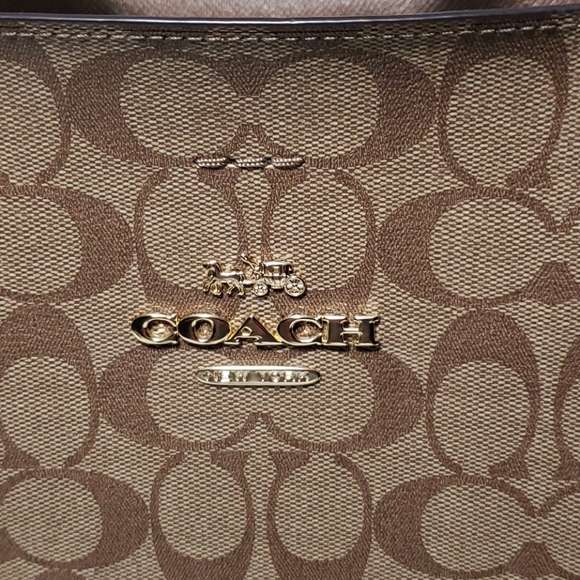 Designer Handbag - Picture 5 of 11